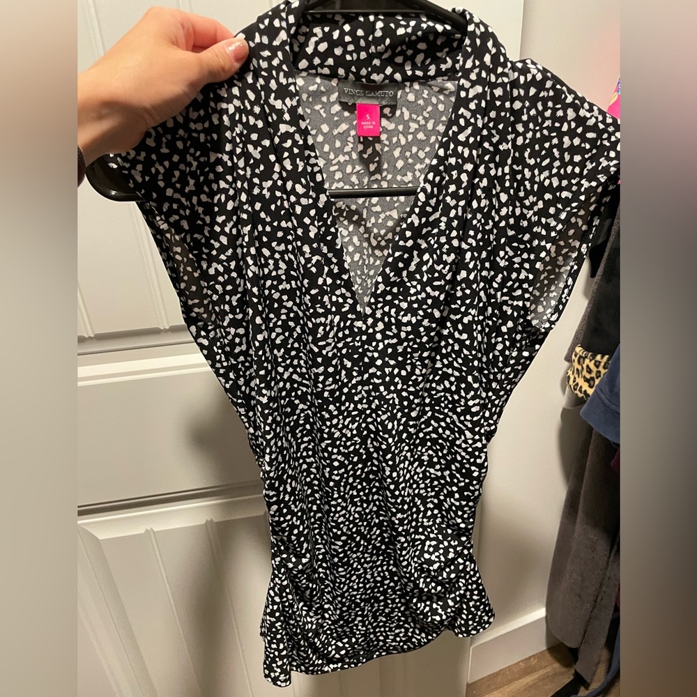 small Vince Camuto black & white blouse. Super flattering ruching for waist!